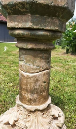 Bénitier sur colonne en pierre (XVIIème)