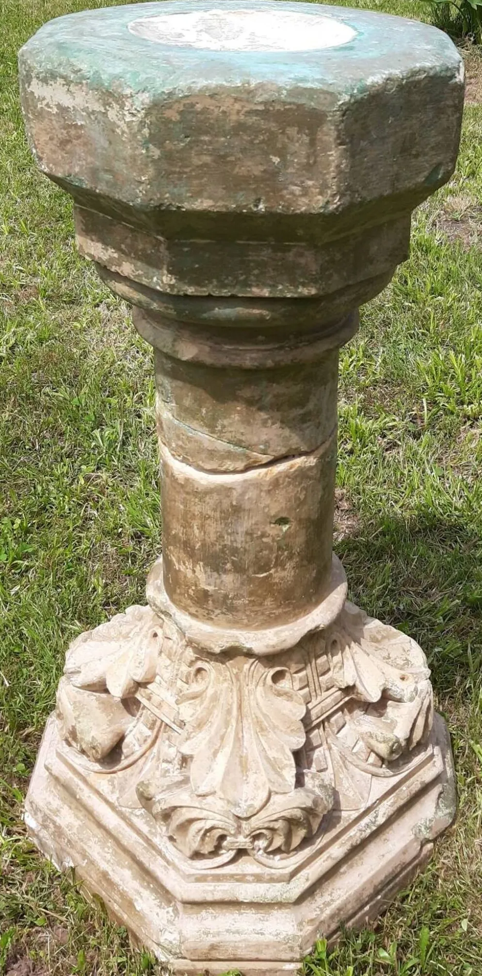 Bénitier sur colonne en pierre (XVIIème)