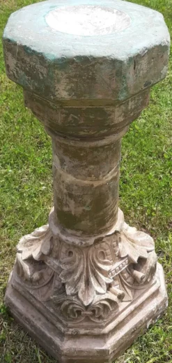 Bénitier sur colonne en pierre (XVIIème)