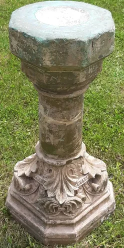 Bénitier sur colonne en pierre (XVIIème)