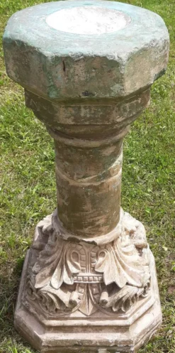 Bénitier sur colonne en pierre (XVIIème)