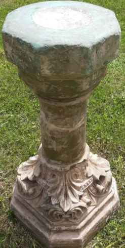 Bénitier sur colonne en pierre (XVIIème)