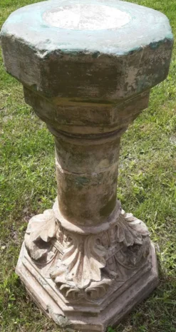 Bénitier sur colonne en pierre (XVIIème)