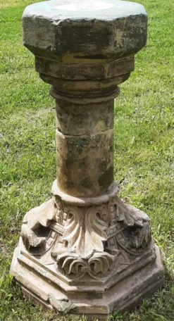 Bénitier sur colonne en pierre (XVIIème)
