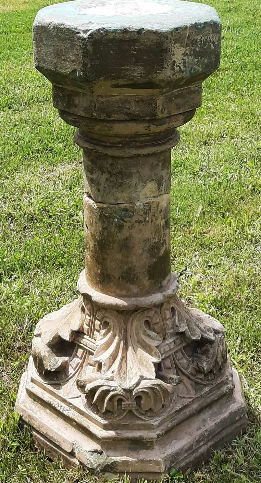 Bénitier sur colonne en pierre (XVIIème)