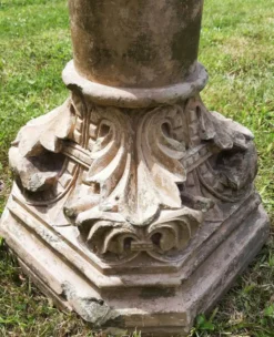Bénitier sur colonne en pierre (XVIIème)