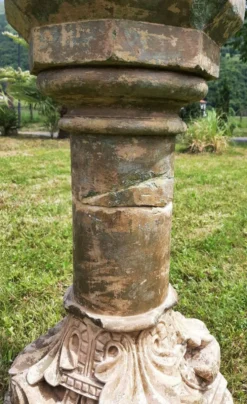 Bénitier sur colonne en pierre (XVIIème)