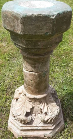 Bénitier sur colonne en pierre (XVIIème)