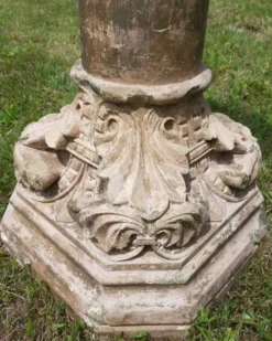 Bénitier sur colonne en pierre (XVIIème)