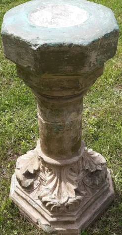 Bénitier sur colonne en pierre (XVIIème)
