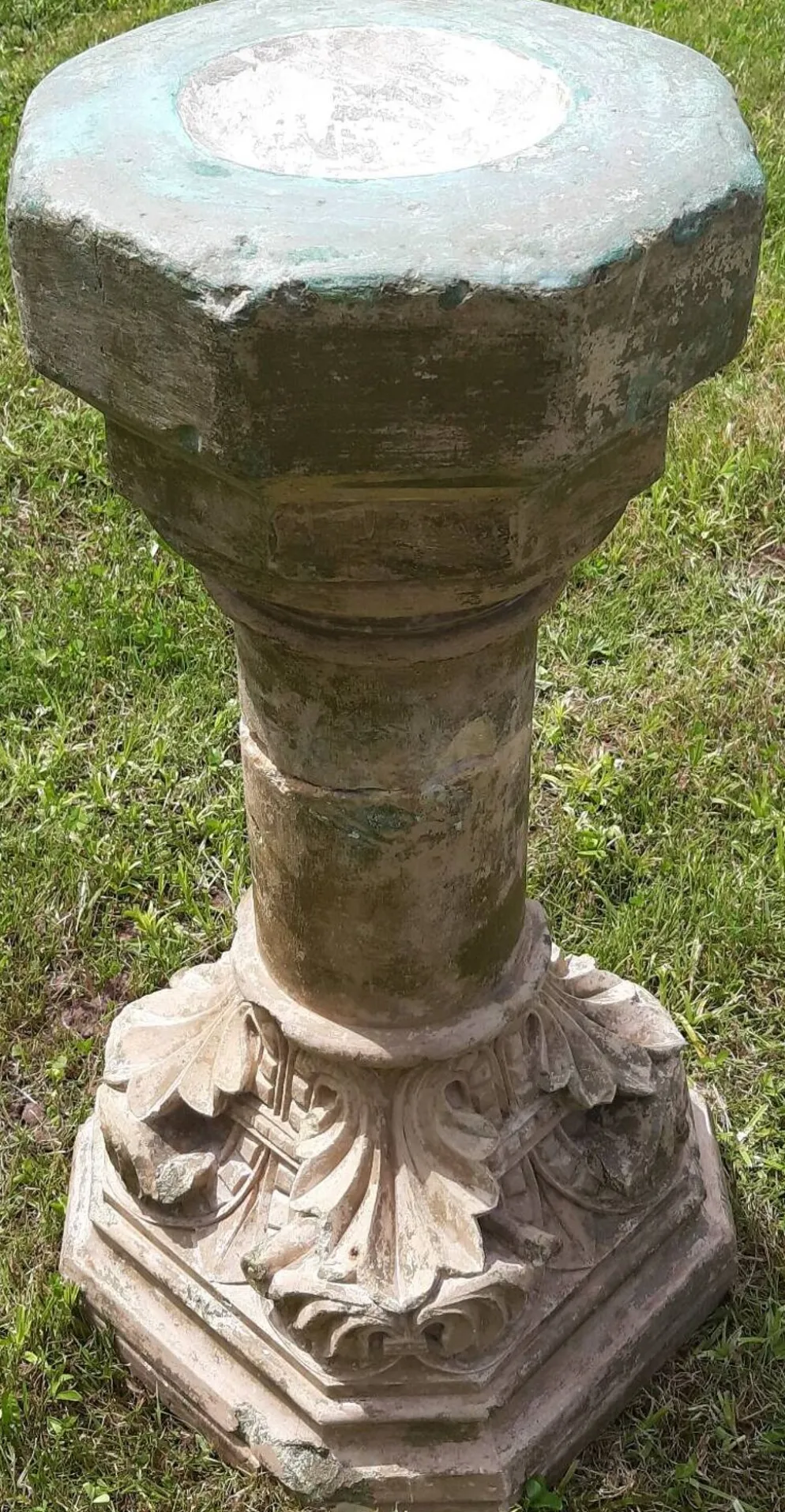 Bénitier sur colonne en pierre (XVIIème)
