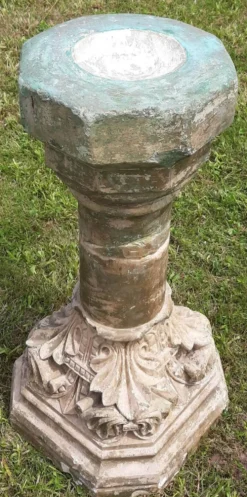 Bénitier sur colonne en pierre (XVIIème)
