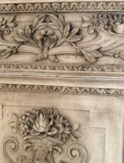 Boiserie ancienne en bois sculpté au décor floral style Louis XVI