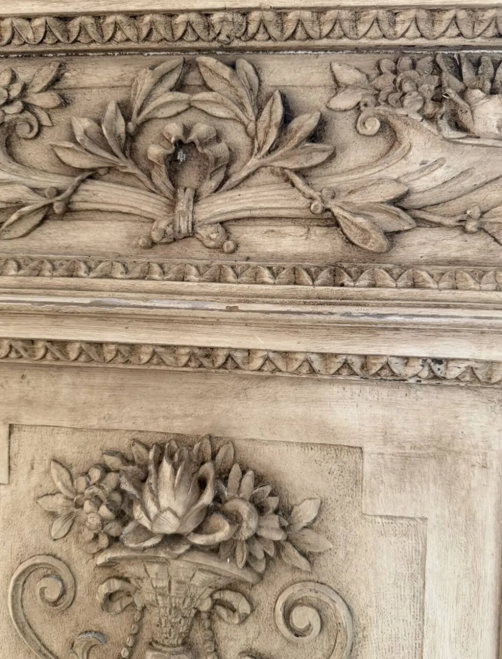 Boiserie ancienne en bois sculpté au décor floral style Louis XVI