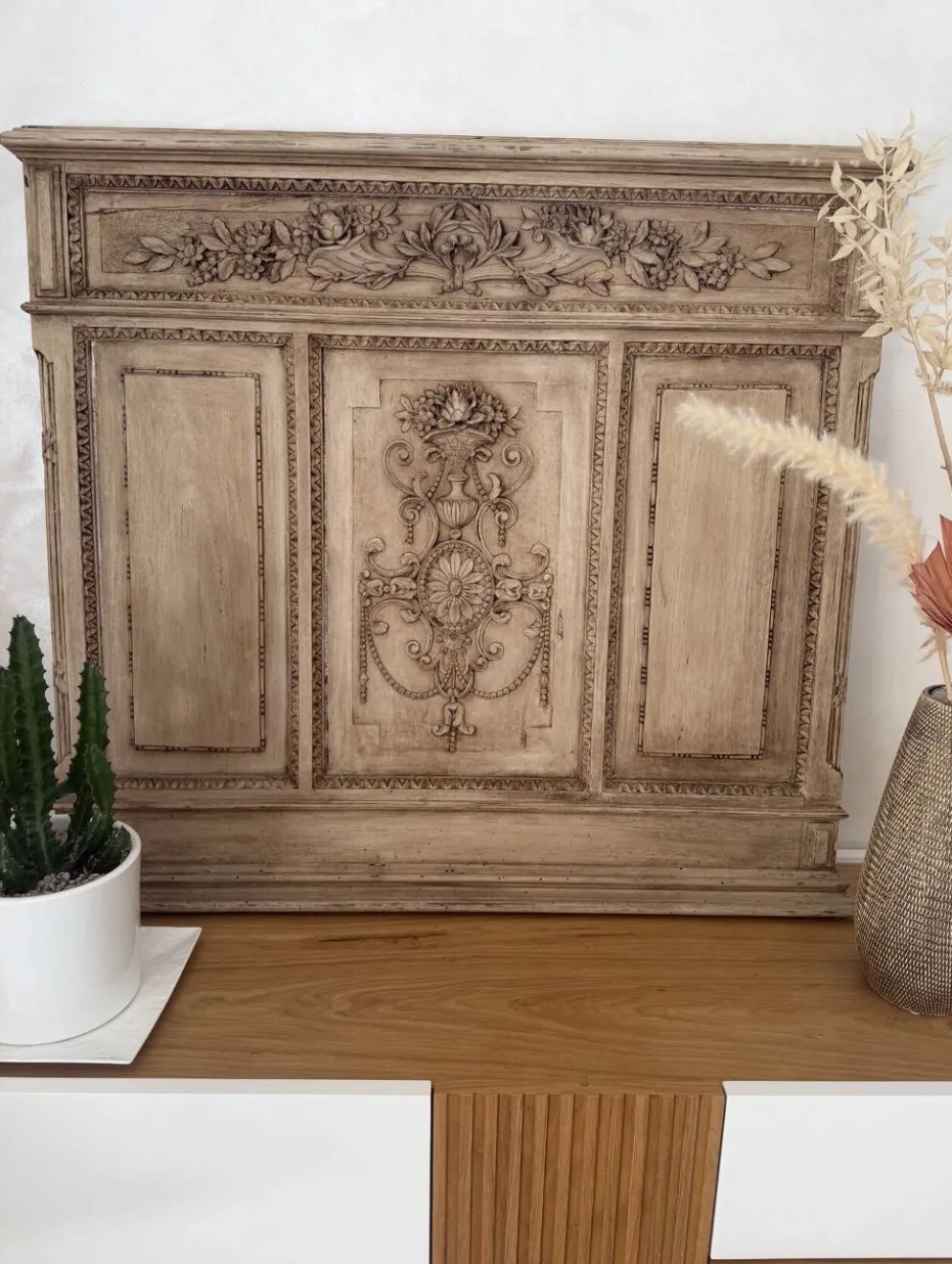 Boiserie ancienne en bois sculpté au décor floral style Louis XVI