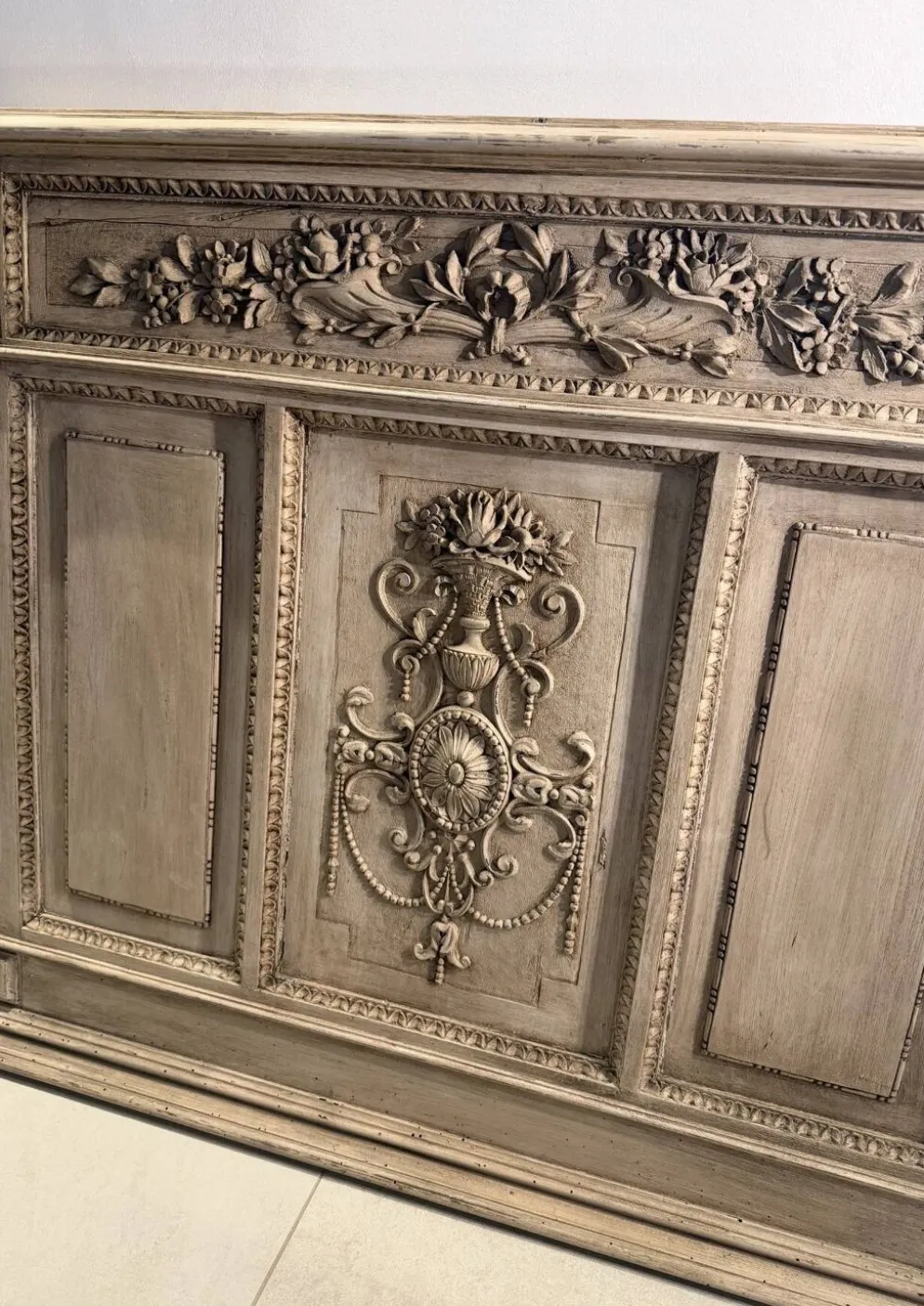 Boiserie ancienne en bois sculpté au décor floral style Louis XVI