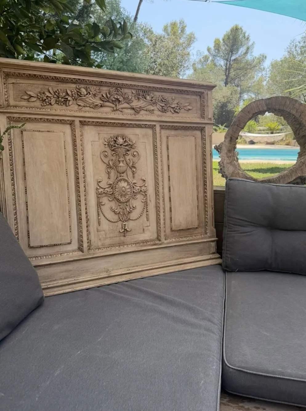 Boiserie ancienne en bois sculpté au décor floral style Louis XVI