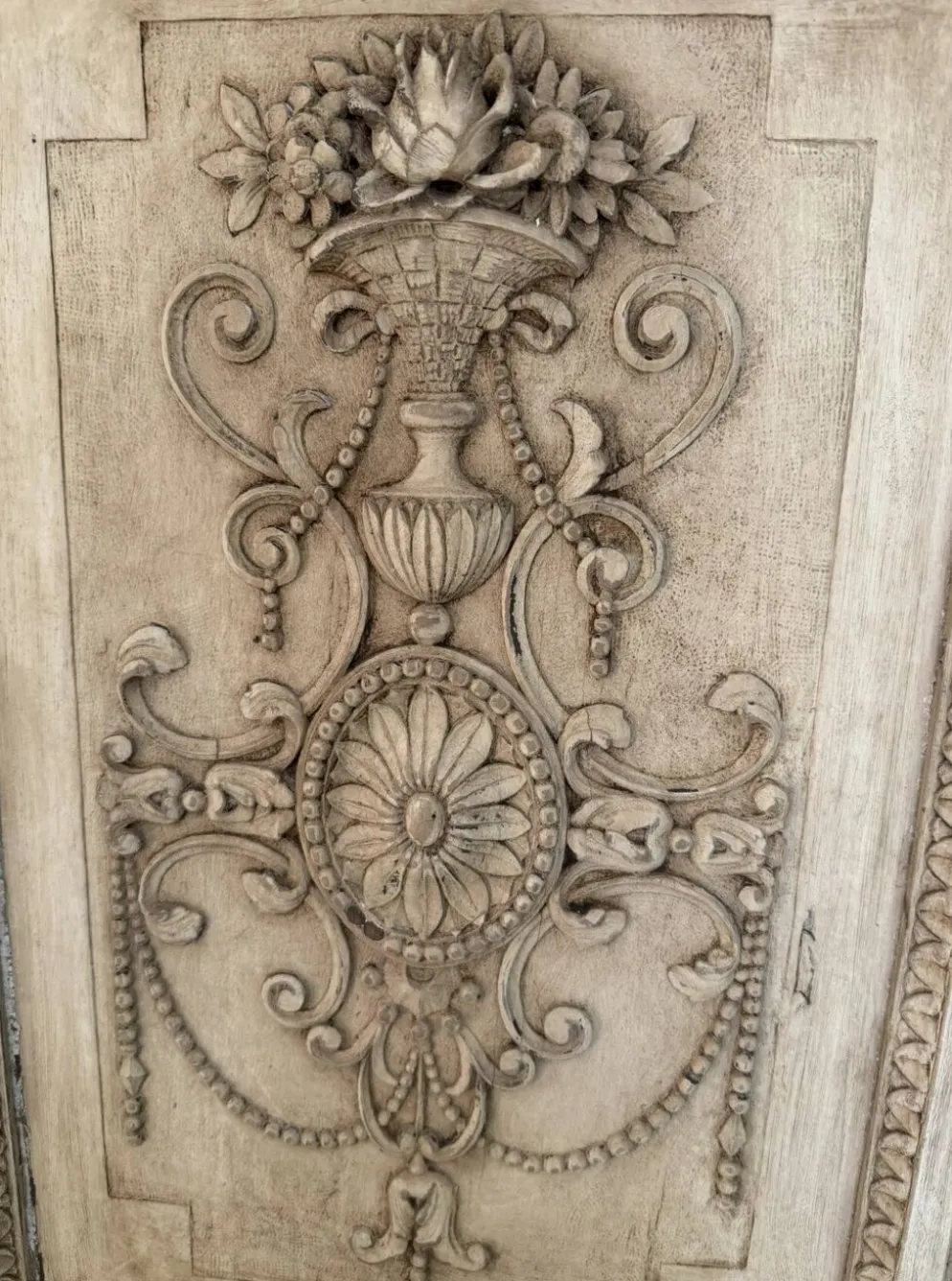 Boiserie ancienne en bois sculpté au décor floral style Louis XVI