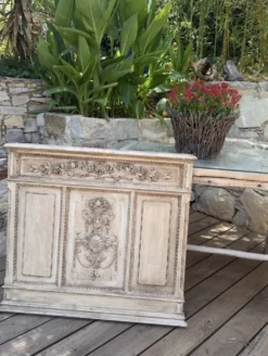 Boiserie ancienne en bois sculpté au décor floral style Louis XVI