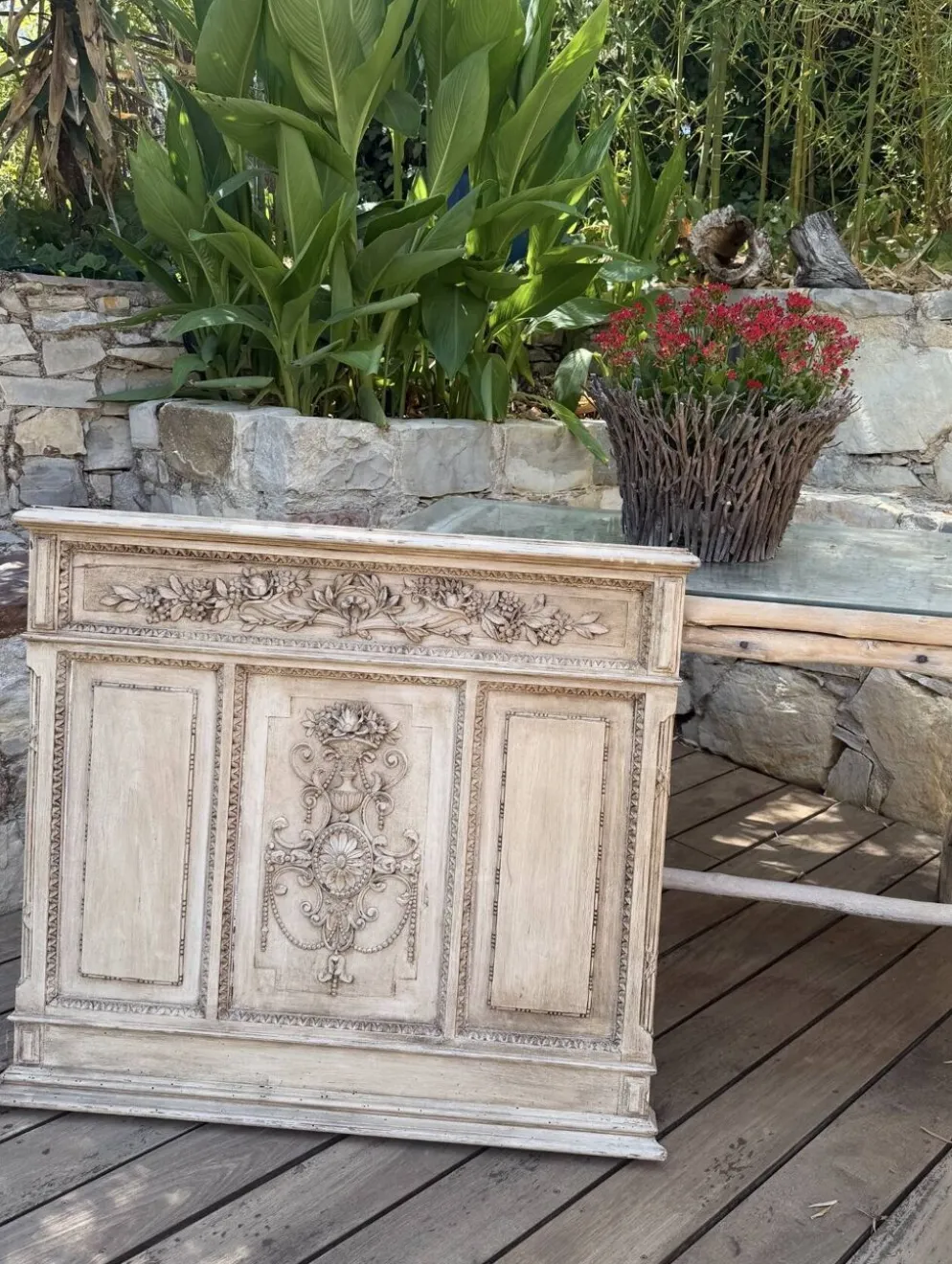Boiserie ancienne en bois sculpté au décor floral style Louis XVI