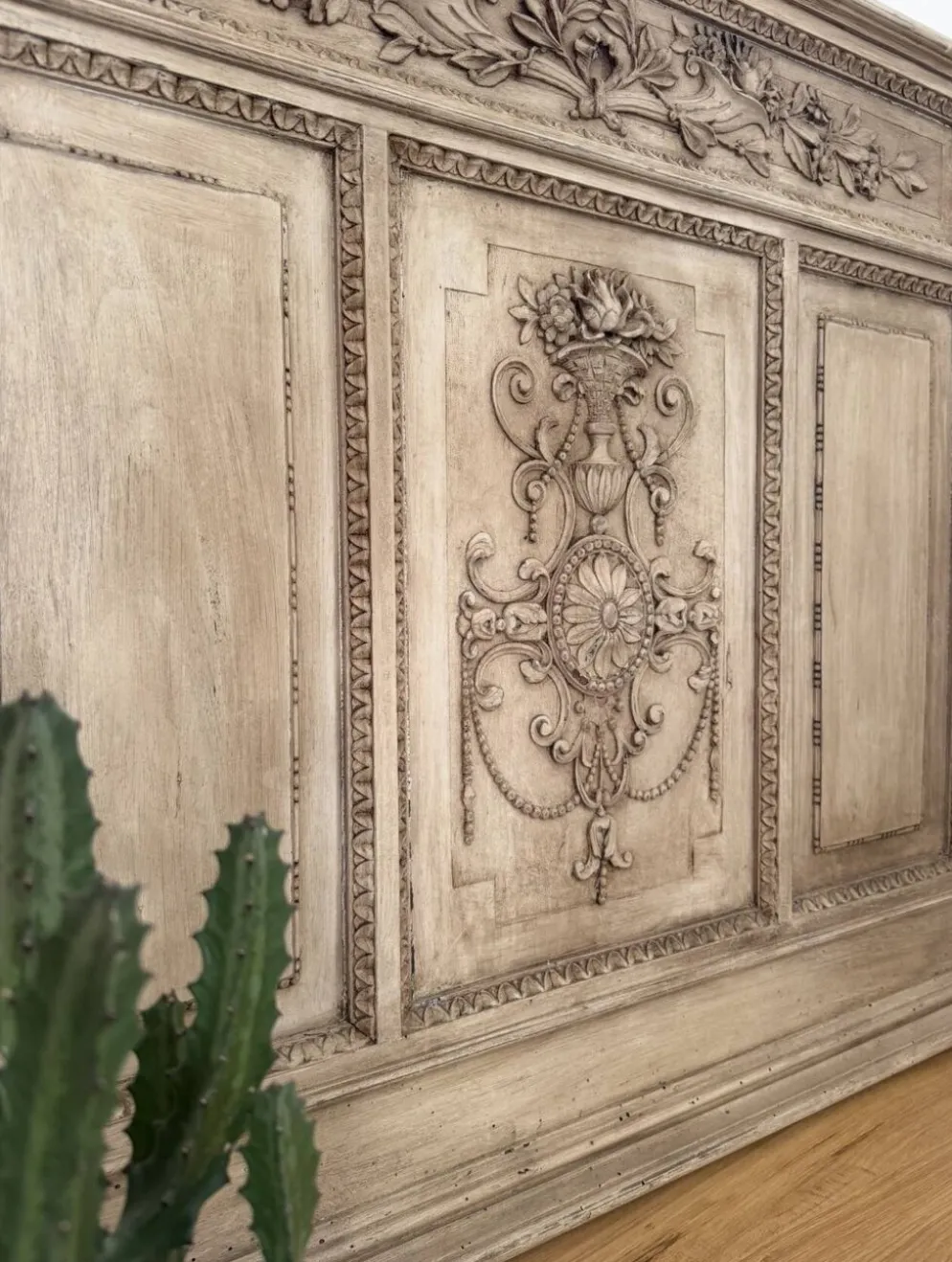 Boiserie ancienne en bois sculpté au décor floral style Louis XVI