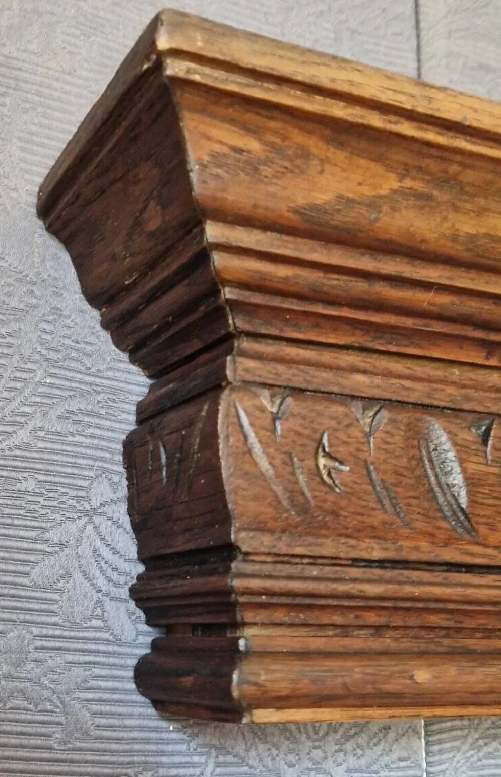 Boiserie fronton relief sculpté ornementation XIXe