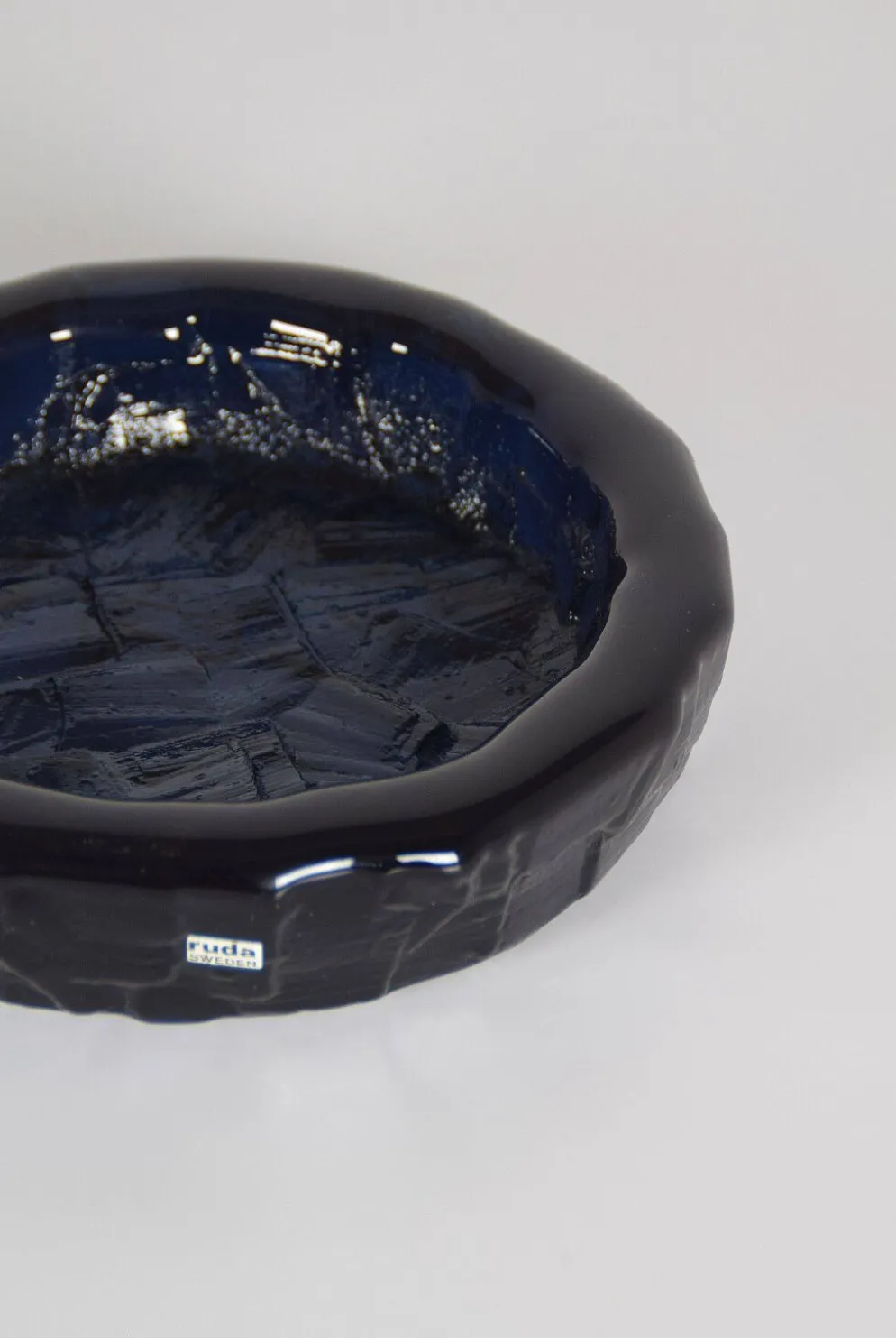 Bol en cobalt suédois par Göte Augustsson pour Ruda Glasbruk, années 1960.