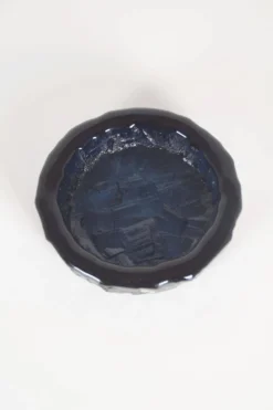 Bol en cobalt suédois par Göte Augustsson pour Ruda Glasbruk, années 1960.