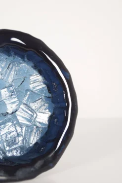 Bol en cobalt suédois par Göte Augustsson pour Ruda Glasbruk, années 1960.