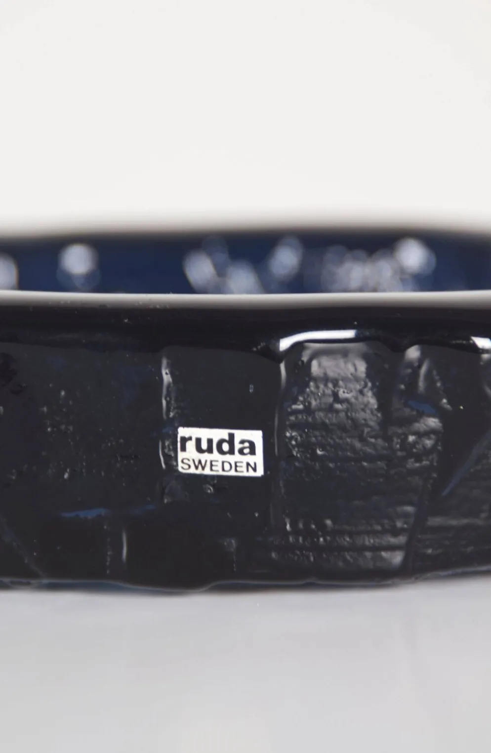 Bol en cobalt suédois par Göte Augustsson pour Ruda Glasbruk, années 1960.