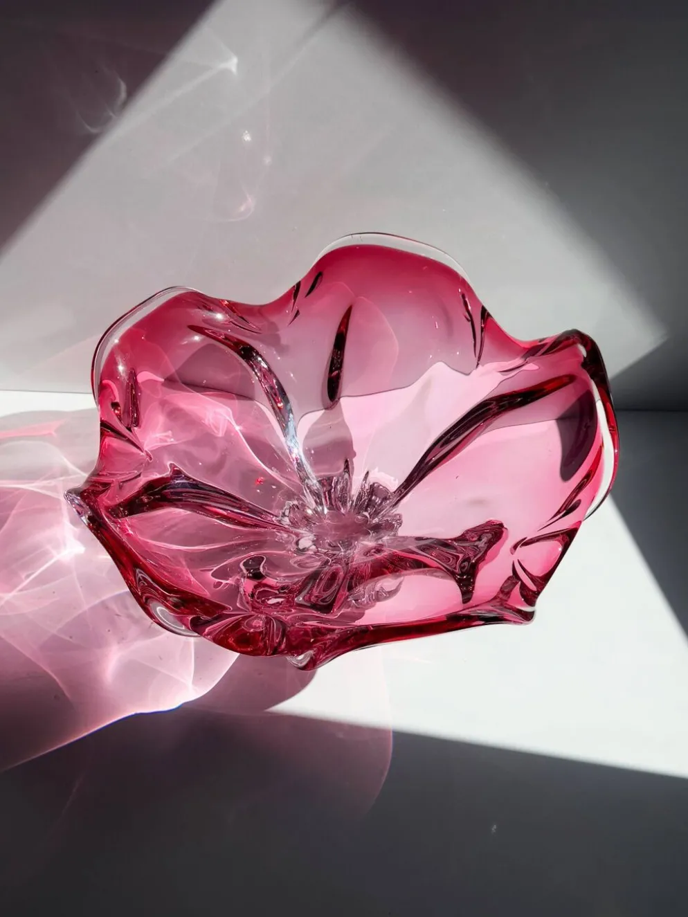 Bol en verre de grande taille en cranberry, Josef Hospodka, Tchécoslovaquie, années 1960.