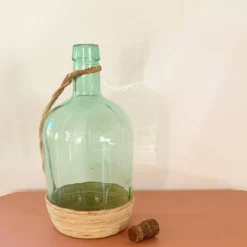 Bonbonne vintage en verre et raphia