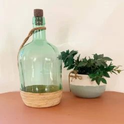Bonbonne vintage en verre et raphia