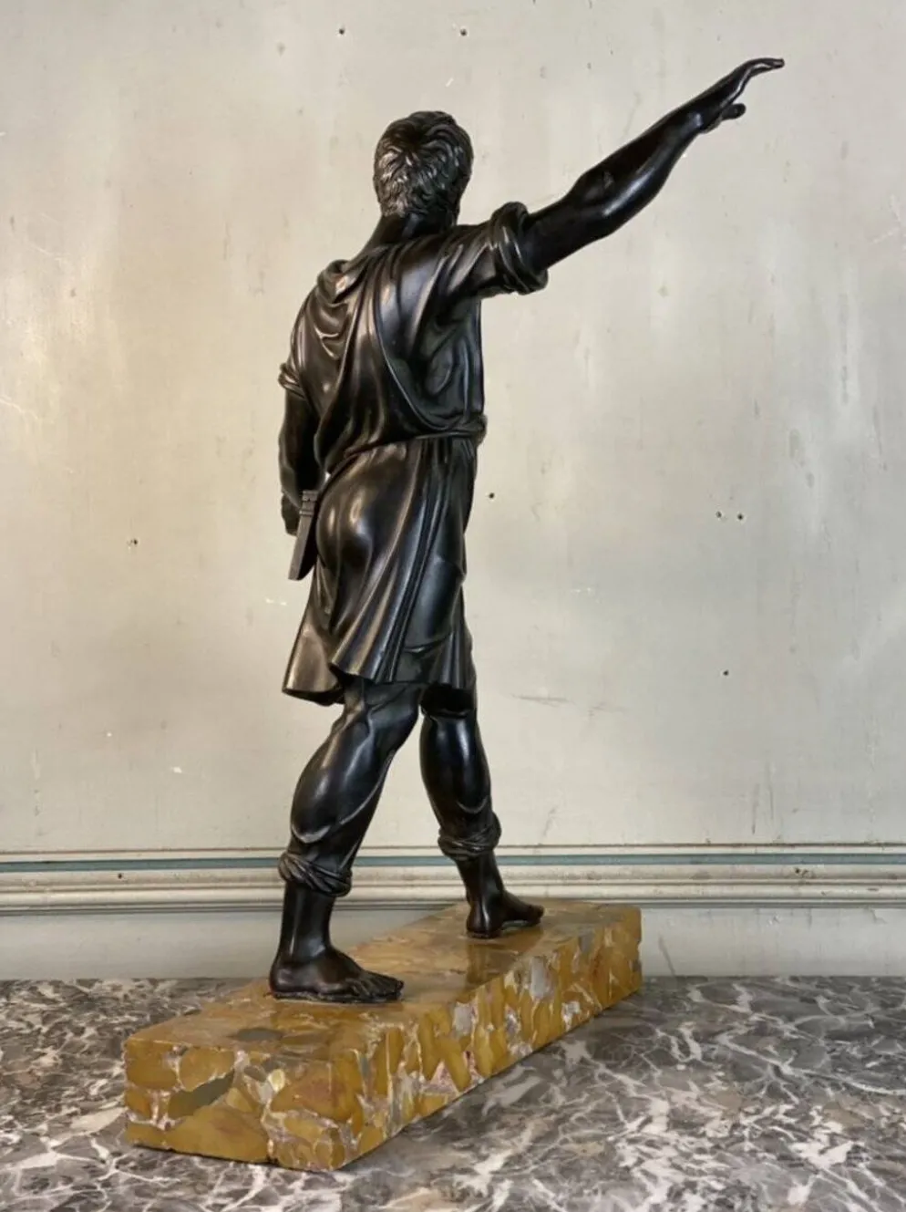 Bonze patine noire, homme barbu debout, dans l’esprit de l’antique, XIXème siècle