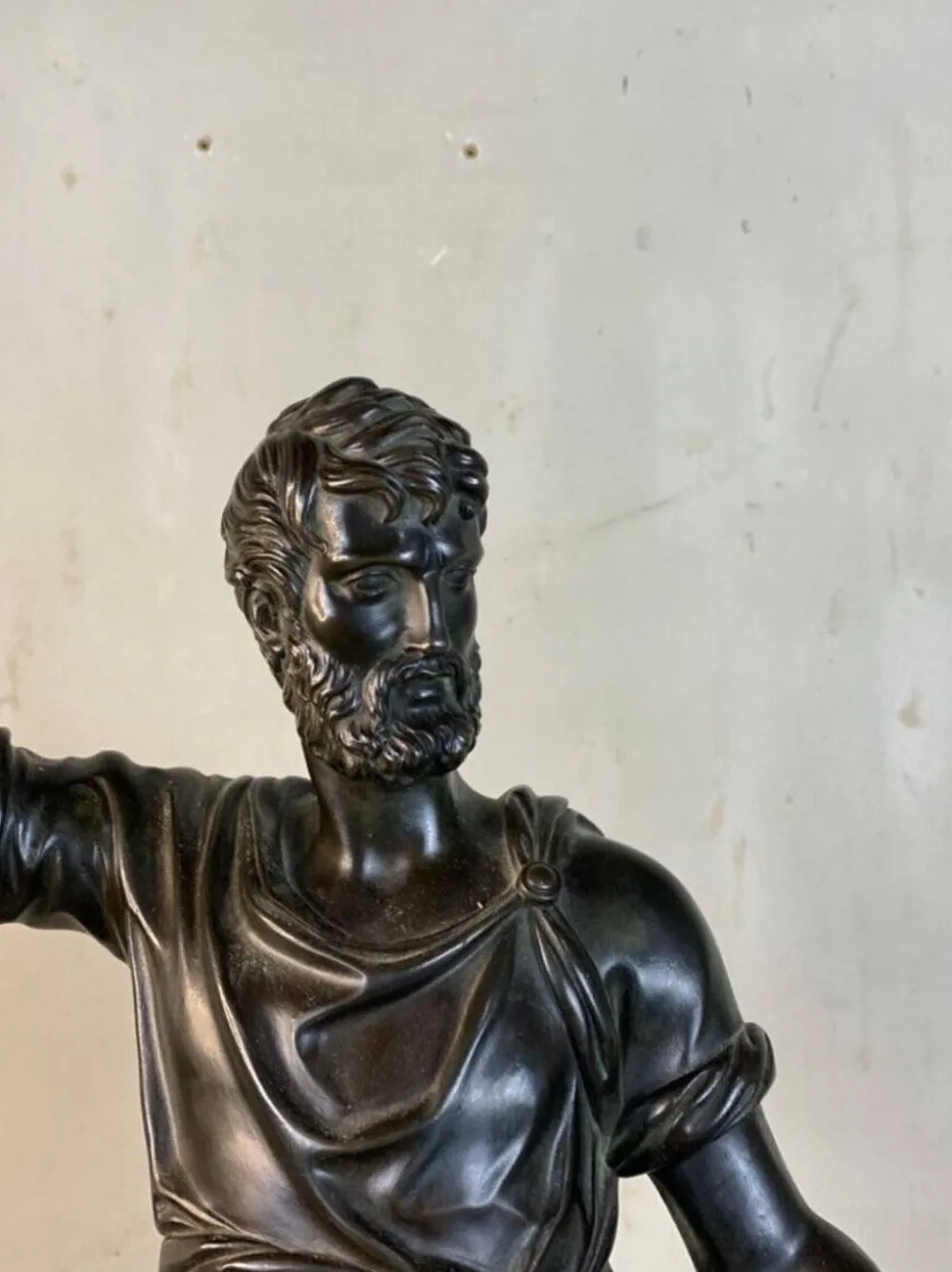 Bonze patine noire, homme barbu debout, dans l’esprit de l’antique, XIXème siècle