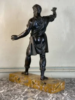 Bonze patine noire, homme barbu debout, dans l’esprit de l’antique, XIXème siècle