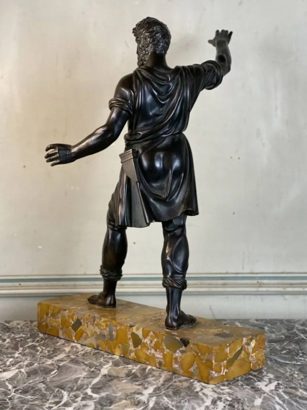 Bonze patine noire, homme barbu debout, dans l’esprit de l’antique, XIXème siècle