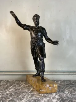 Bonze patine noire, homme barbu debout, dans l’esprit de l’antique, XIXème siècle