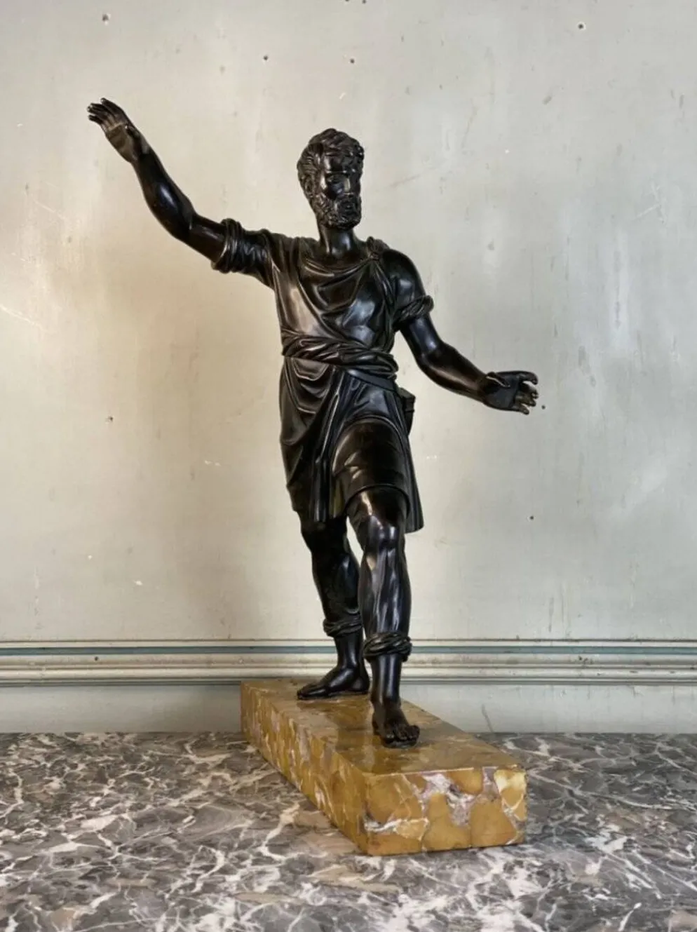 Bonze patine noire, homme barbu debout, dans l’esprit de l’antique, XIXème siècle