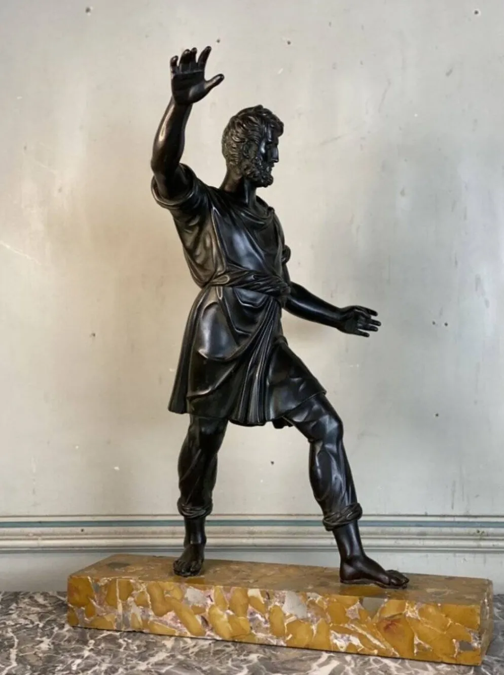 Bonze patine noire, homme barbu debout, dans l’esprit de l’antique, XIXème siècle