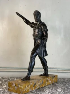 Bonze patine noire, homme barbu debout, dans l’esprit de l’antique, XIXème siècle