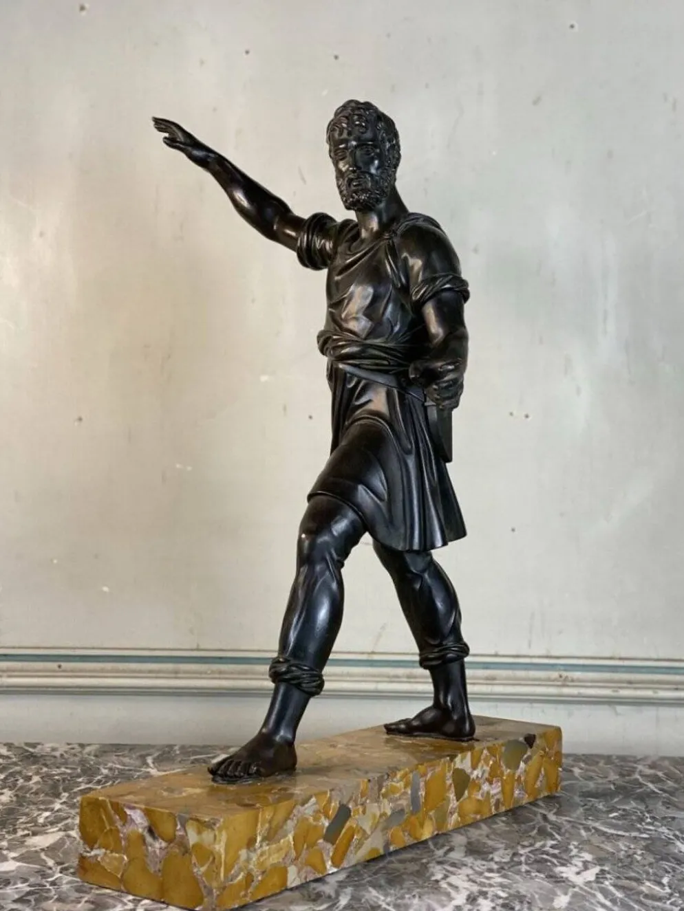 Bonze patine noire, homme barbu debout, dans l’esprit de l’antique, XIXème siècle