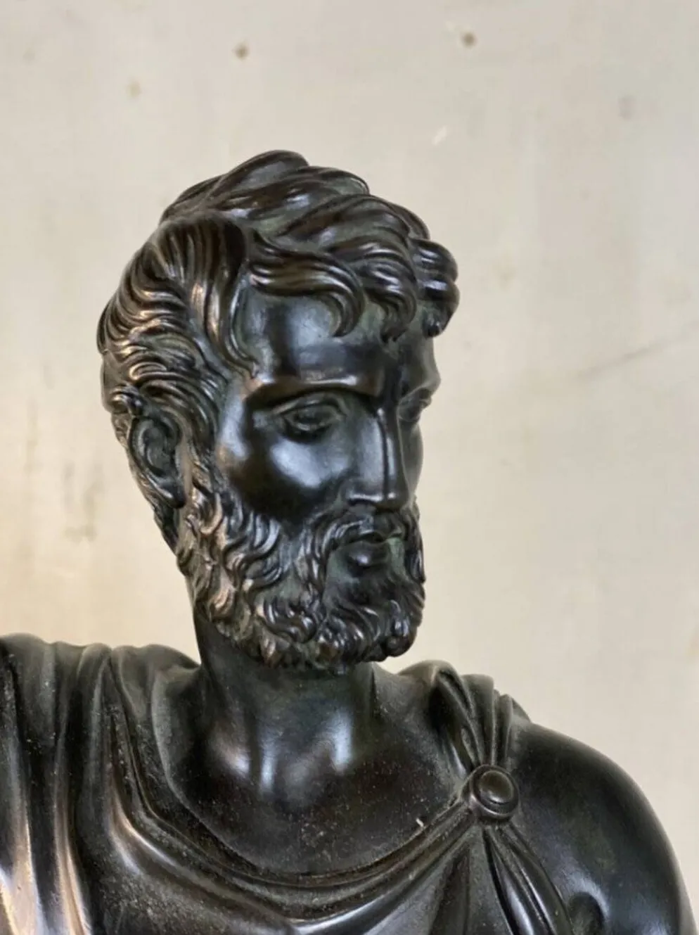 Bonze patine noire, homme barbu debout, dans l’esprit de l’antique, XIXème siècle