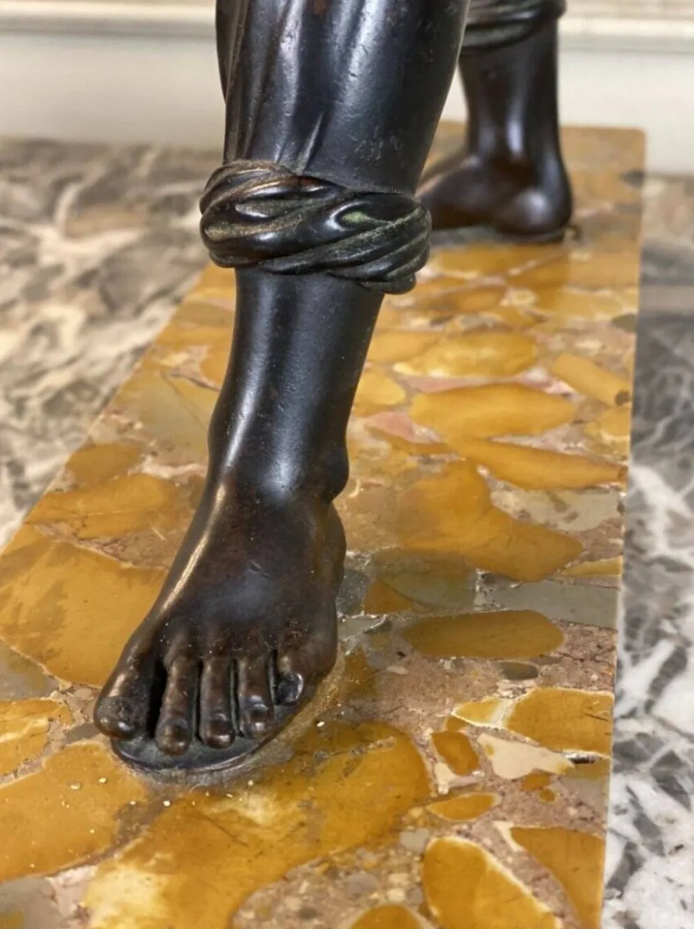 Bonze patine noire, homme barbu debout, dans l’esprit de l’antique, XIXème siècle