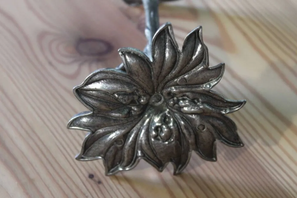 Bougeoir floral en étain 1970