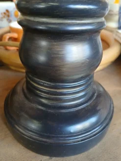 2 bougeoirs en bois sculpté