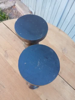 2 bougeoirs en bois sculpté
