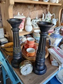 2 bougeoirs en bois sculpté