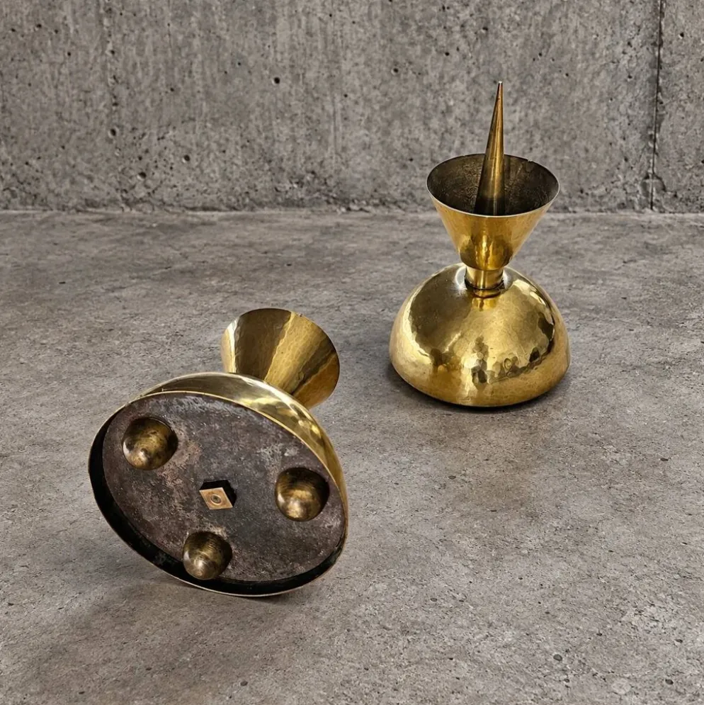 2 bougeoirs postmodernes en laiton martelé en forme de diabolo, années 1970