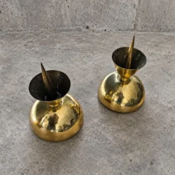 2 bougeoirs postmodernes en laiton martelé en forme de diabolo, années 1970